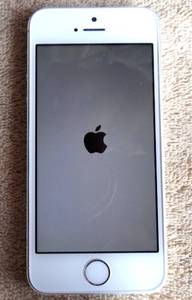 lot 226 image: Apple iPhone 5S 32GB MODEL A1533 - WHITE & GRAY - FULLY CHARGEDWORKING