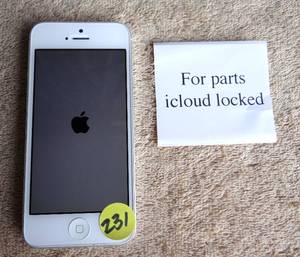 lot 231 image: Apple iPhone 5 - 16GB - White & Silver (A1428) Powers Up