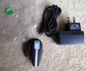 lot 233 image: VERIZON BLUETOOTH EAR PIECE W CHARGER
