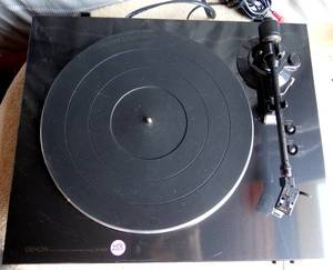 lot 253 image: Denon DP-300F Fully Automatic Turntable - $$$