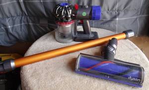 lot 310 image: DYSON V8 ABSOLUTE PORTABLE VACUUM - WORKS GREAT