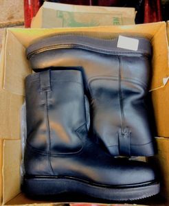 lot 13 image: A pair of boots, color black, Size US 12 Mens, MX 30.5 cm