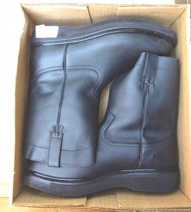 lot 17 image: A pair of boots, color black, Size US 12.5 Mens, MX 31 cm