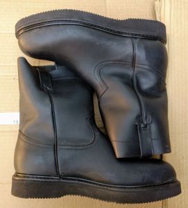 lot 19 image: A pair of boots, color black, Size US 13 Mens, MX 31.5 cm