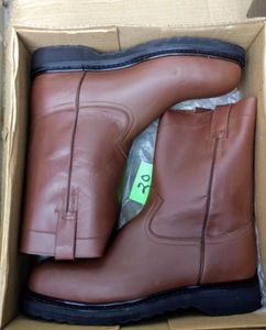 lot 20 image: A pair of boots, color brown, Size US 12 Mens, MX 30.5 cm