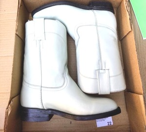 lot 22 image: A pair of boots, color Ivory, Size US 5 Womens