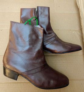 lot 23 image: A pair of Fashion boots, color dark brown, Size US 8 Womens