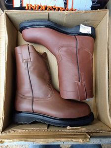 lot 30 image: A pair of boots, color brown, Size MX 26cm, US 7.5 Mens