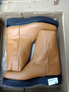 lot 31 image: A pair of boots, color honey , Size US 8 Mens, MX 26.5 cm