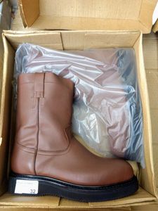 lot 32 image: A pair of boots, color brown , Size US 10 Mens, MX 28.5 cm