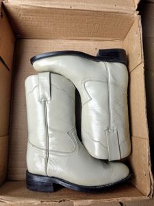 lot 48 image: A pair of Ivory Colored boots, size MX 23, Mens US 6.5, US Womens 8