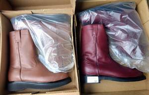 lot 51 image: Two pairs of boots (2 X Money), the colors are shedron and brown, Size US 9.5 Mens, MX 28 cm
