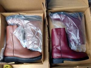 lot 53 image: Two pairs of boots (2 X Money), the colors are shedron and brown, Size US 9.5 Mens, MX 28 cm