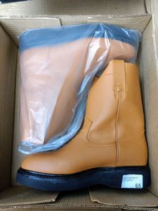 lot 65 image: A pair of boots, color honey , Size US 8.5 Mens, MX 27 cm