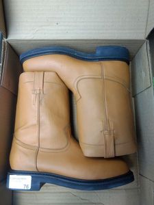 lot 76 image: A pair of boots, color honey, Size US 8.5 Mens, MX 27 cm