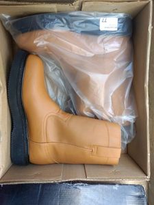 lot 77 image: A pair of boots, color honey, Size US 8.5 Mens, MX 27 cm