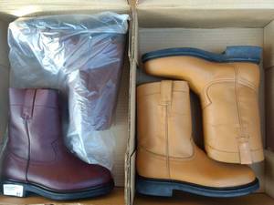 lot 81 image: Two pairs of boots (2 x money), the colors are shedron and honey , Size US 8 Mens, MX 26.5 cm,