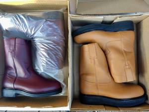 lot 82 image: Two pairs of boots (2 x money), the colors are shedron and honey , Size US 8 Mens, MX 26.5 cm,