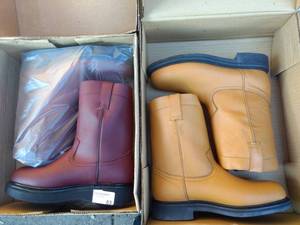 lot 83 image: Two pairs of boots (2 x money), the colors are shedron and honey , Size US 8 Mens, MX 26.5 cm,