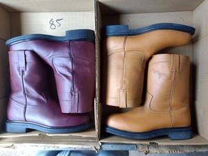 lot 85 image: Three pairs of boots (3 x money), the colors are black,shedron and honey, Size US 9.5 Mens, MX 28 cm