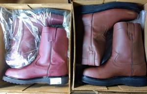 lot 86 image: Two pairs of boots (2 x money), the colors are shedron and brown, Size US 9.5 Mens, MX 28 cm