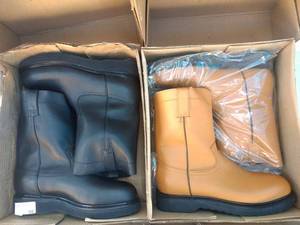 lot 96 image: Two pairs of boots (2 x money), the colors are honey and black , Size US 11 Mens, MX 29.5 cm