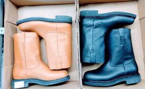 lot 105 image: Three pairs of boots (3 x money), the colors are honey, black and shedron, Size MX 26cm, US 7.5 Mens