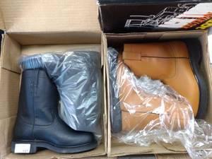 lot 107 image: Two pairs of boots (2 x money), the colors are honey, and black, Size MX 26cm, US 7.5 Mens
