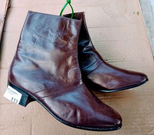 lot 113 image: A pair of Fashion boots, color Dark brown, Size US 9 Womens