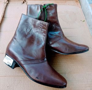 lot 114 image: A pair of Fashion boots, color Dark brown, Size US 8 Womens