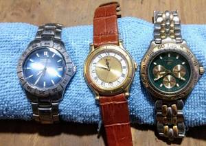 lot 122 image: Three watches a Seiko 5y22-6059, a Fossil Blue BQ 8776, and a Fossil AM-3725 all need batteries. (One Money)