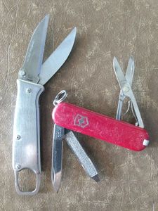 lot 145 image: Two knives a Kershaw 1001 has strong carabiner hook and a Victorinox, (One Money)