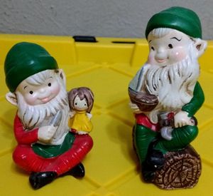 lot 210 image: Vintage Christmas Elves Homco Santas Helpers Toymakers Set of 2 (One Money)