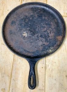 lot 224 image: Lodge 10.5 Inch Cast Iron Griddle with Easy-Grip Handle, Grill Pans, Needs to be seasoned.