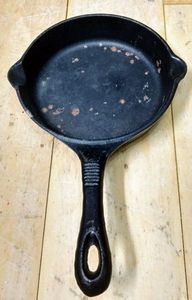 lot 225 image: Smart Living Cast Iron Skillet 5 needs to be seasoned.