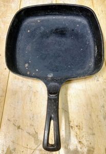 lot 226 image: Vintage The Square Skillet E on the bottom and on the handle.