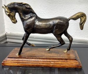lot 245 image: Solid Brass Horse Sculpture, 8.5 long and 7 high