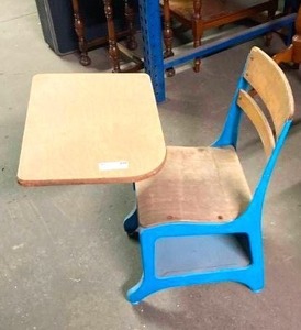 lot 19 image: Kids Desk