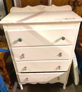 lot 29 image: Vintage repainted veneer chest of drawers