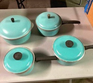 lot 55 image: 8 pc. Set of CLUB covered cookware