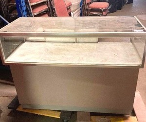 lot 66 image: Glass Top Display Case 38 x 48x 20 No key - dollies not included