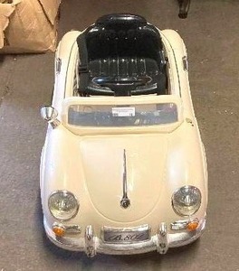 lot 70 image: Small Electric Car - has charging cord