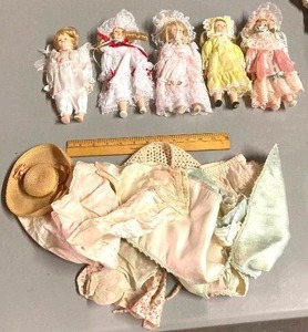 lot 75 image: 5 dolls with stands and doll clothing