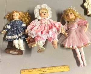 lot 77 image: 3 dolls one with stand