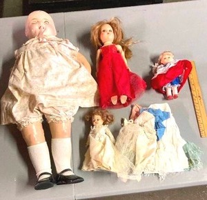 lot 86 image: 4 doll collection with clothes