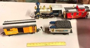lot 91 image: 4 piece plastic toy train with track
