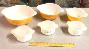 lot 93 image: Pyrex Gol Harvest Graduated Bowl Set (3) and 3 casserole bowls with Covers