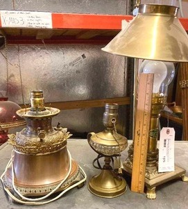 lot 105 image: Collection of vintage brass base metal lamps (3)