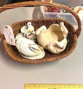 lot 113 image: Swan Collectionw basket
