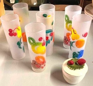 lot 141 image: Vintage Frosted Glasses and Cute sugar bowl